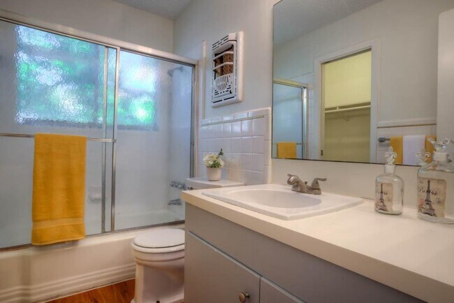 Photo - 302 E 34th St Unidad 201