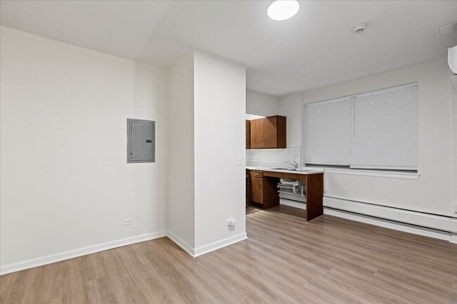 Photo - 927 W Wilson Ave