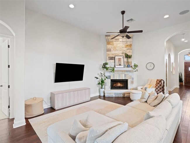 Photo - 403 Indianwood Dr