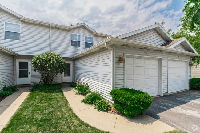 Building Photo - 3 bedroom / 2.5 bathroom Townhome for Rent...