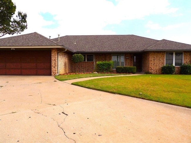 Building Photo - 308 SE Camelot Dr