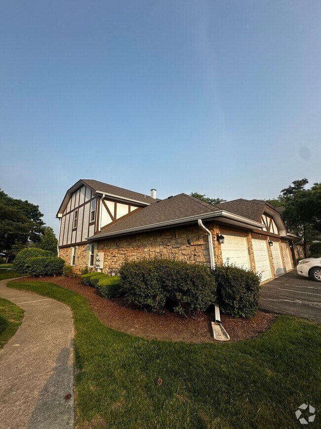 Building Photo - 1327 Coventry Cir Unit 1327 Rental