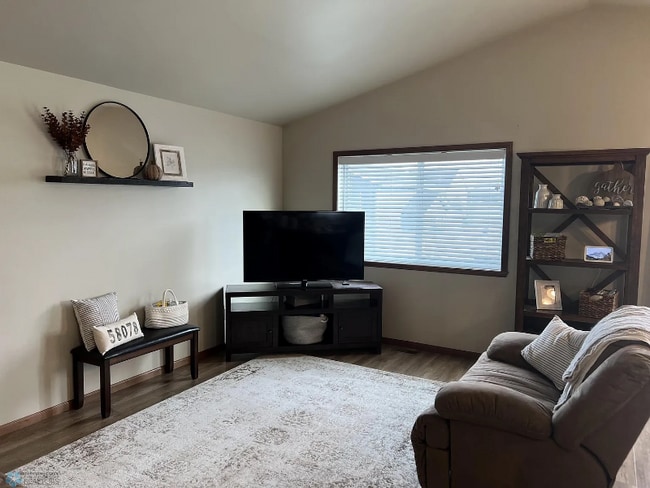 Photo - 2737 10th St W