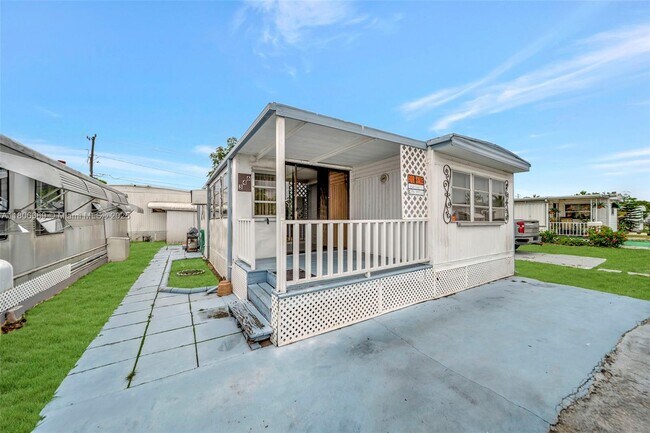Photo - 346 Maple St