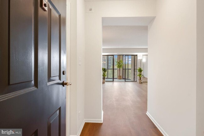 Building Photo - 5904 Mt Eagle Dr Unit 1109 Rental