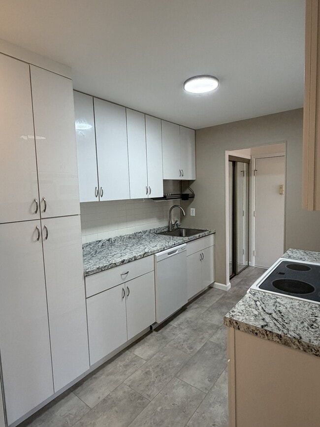 Building Photo - 84 Amberly Dr Unit J