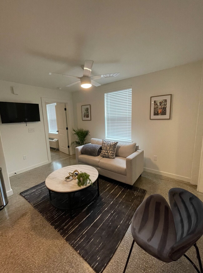 Sala de estar de la unidad - Studio Arms Apartments