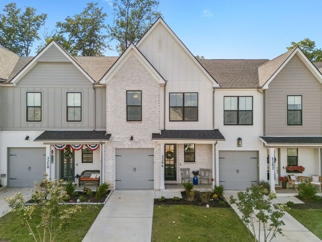 Building Photo - Like-new 3BR/2.5BA townhome in Canterbury!
