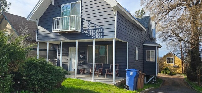 Building Photo - 917 E 8th Ave