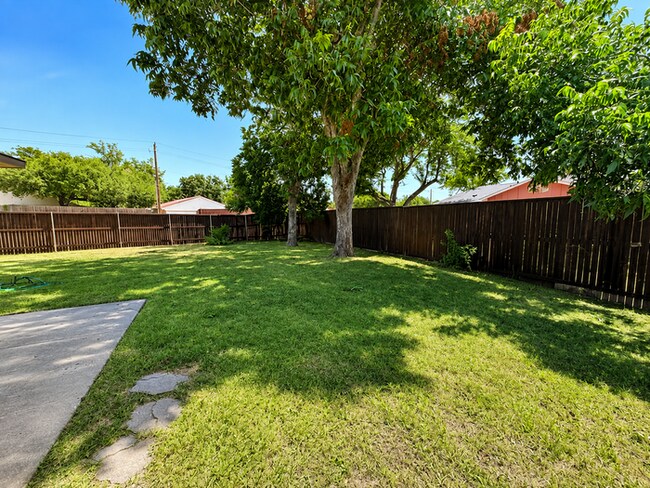3401 Livingston Ln