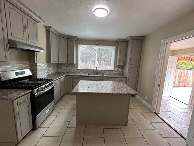 Building Photo - Spacious 2 Bed 2 Bath Close to Downtown