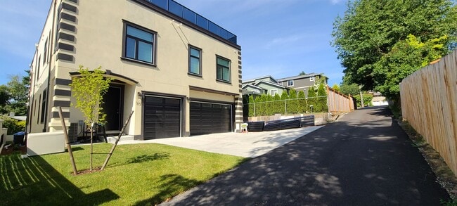 Photo - 1133 N 33rd Pl