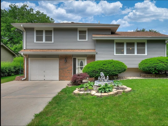 Building Photo - 4 bedroom Millard South Home!