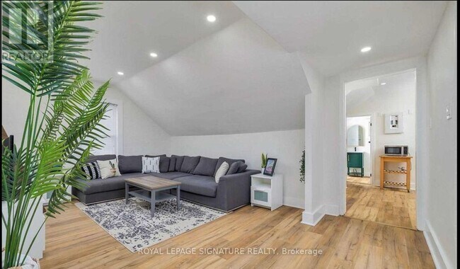 Photo - 659 Dolph St N Unit Upper