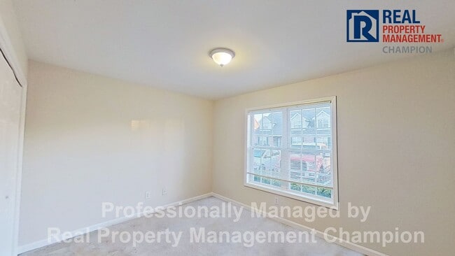 Building Photo - 3 Bedroom Townhome near Monkey Junction