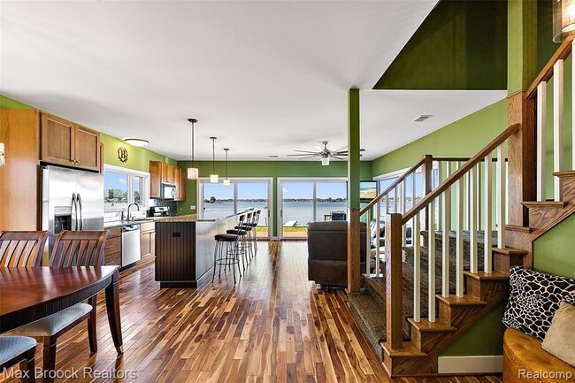 Photo - 2022 Willow Beach St