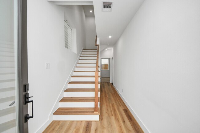 Photo - 1216 English St