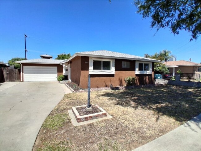 Building Photo - Cozy 3 Bedroom 2 Bathroom Home Ready to Move in! - New flooring throughout!