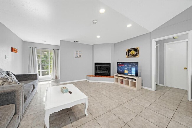 Photo - 222 Wickhamford Way