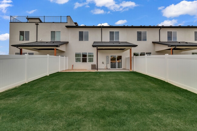 Photo - 681-628 28 Rd