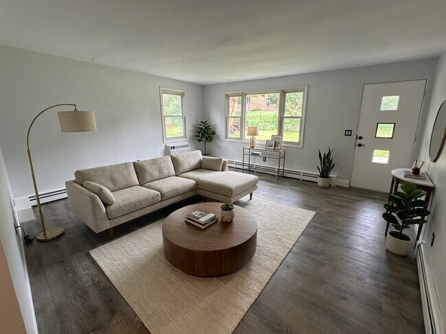 Living room 17.75' x 12.5' - 1505 Steensland Dr Unit 3