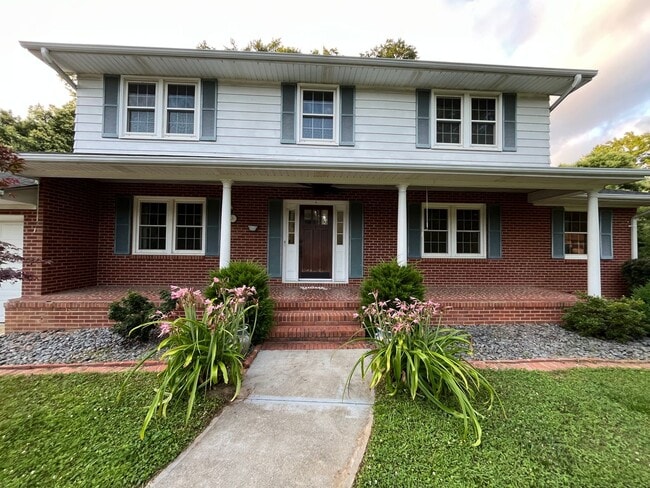 Building Photo - 4 Bedroom with fenced in yard! Rental