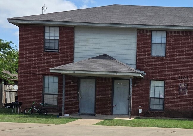 Building Photo - 1101 SHANA RAE Cir Unit B