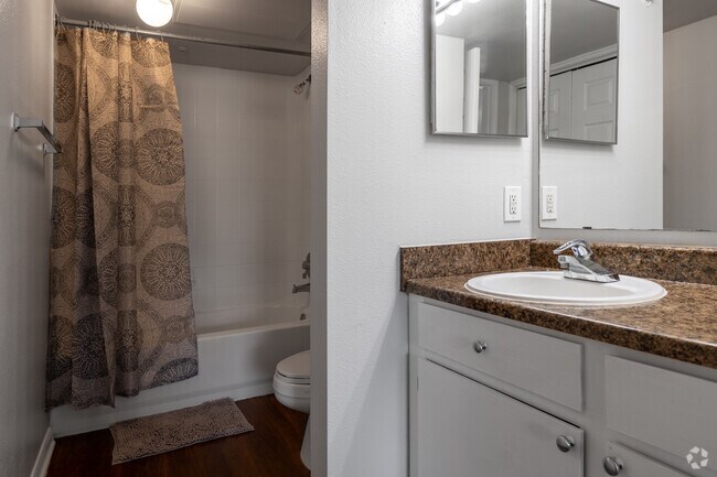 1BR, 1BA - 647SF - Bathroom - Park Hill Apartments