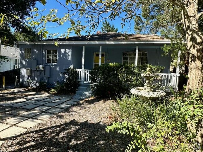 Building Photo - Cozy Cottage Rental