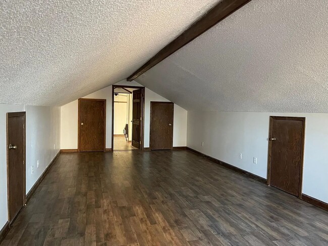 Upstairs Apartment with private entrance! - Upstairs Apartment with private entrance!