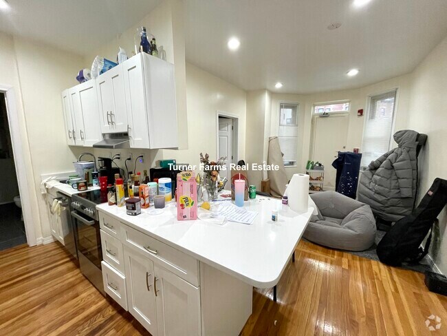 Building Photo - 879 Beacon St Rental