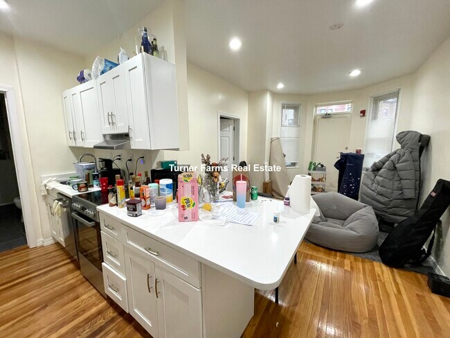 Building Photo - 879 Beacon St Rental