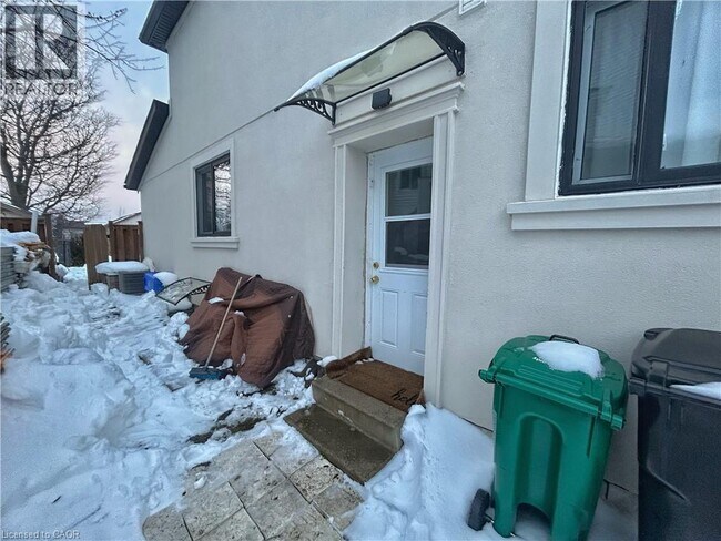 Photo - 206A SPRINGFIELD Crescent Unit# Lower