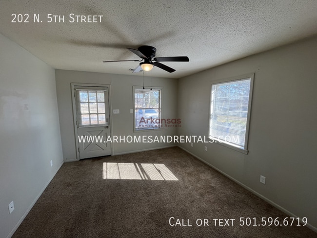 Photo - 202 N 5th St