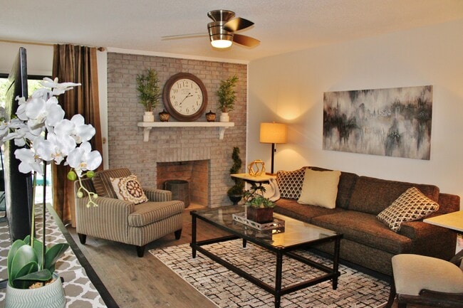 Building Photo - 7805 Renaissance Ct Unit B