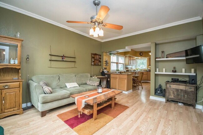 Photo - 627 E Potter Ave