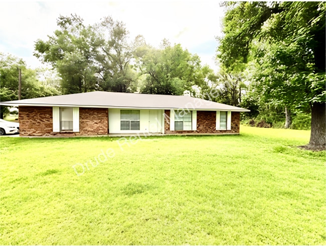 Building Photo - Quiet Country Living