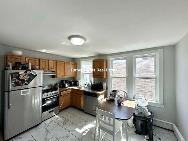 Building Photo - 66 Middle St Unit 3 Rental
