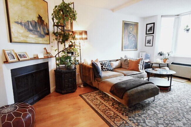 Photo - 596 A Wellington St W