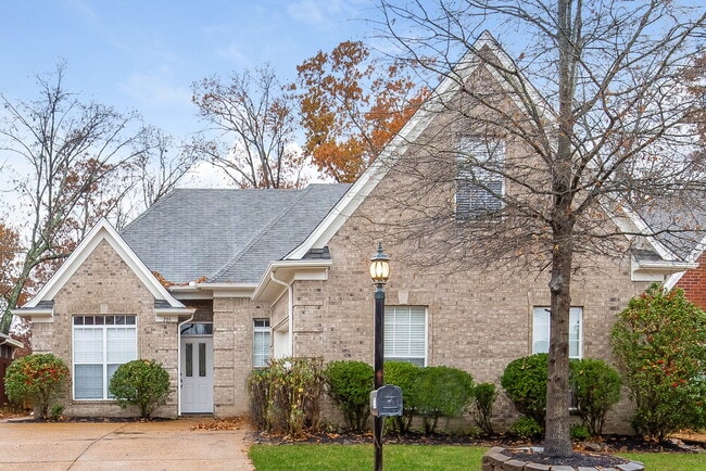 Building Photo - 735 Classic Dr S