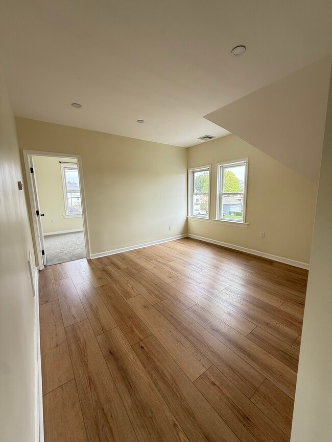 Building Photo - 80 Gladstone St Unit Second floor