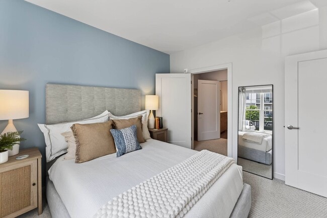 Sus proporciones cómodas hacen que la habitación sea fácil de organizar y personalizar. - The Madison at Marshfield