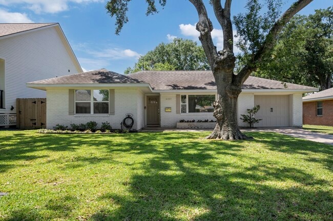 Photo - 2107 Hewitt Dr House