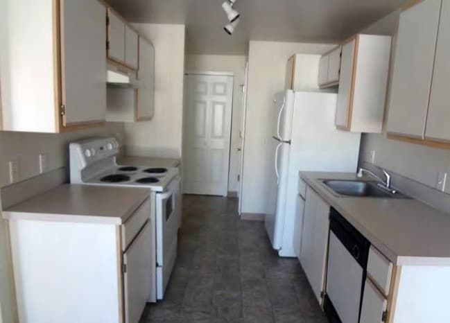 Kitchen - Skyline Apartments