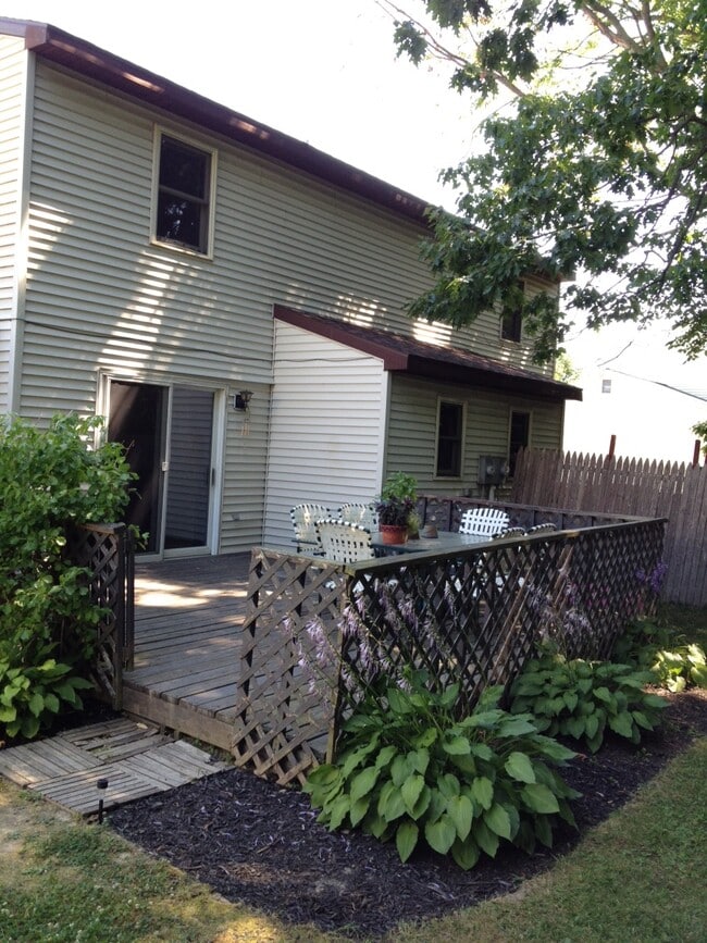 Private Deck with fenced in backyard - 27 Hanover Dr Unit 27 Hanover Dr Delmar