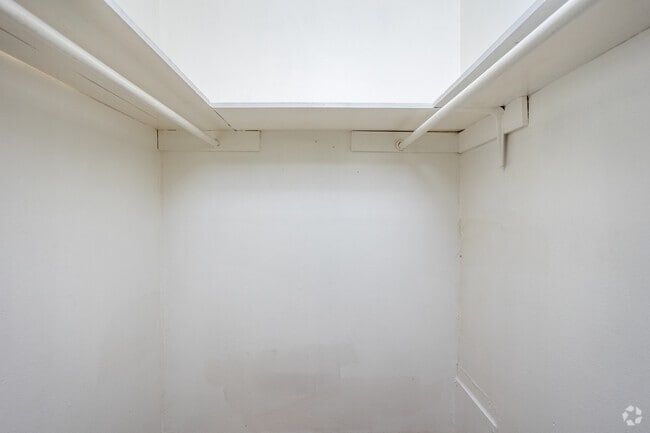 1BR, 1BA - 750SF - Closet