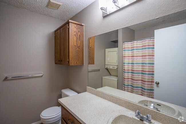 2BR, 1BA - 750SF