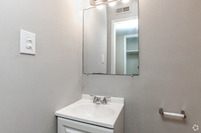 2BR, 1.5BA - 938 SF