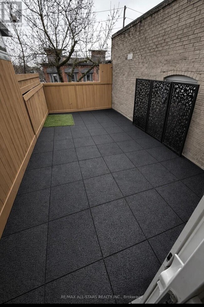 Photo - 1918 A Queen St E