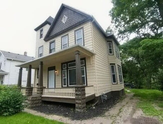 Building Photo - Large 4 bedroom house